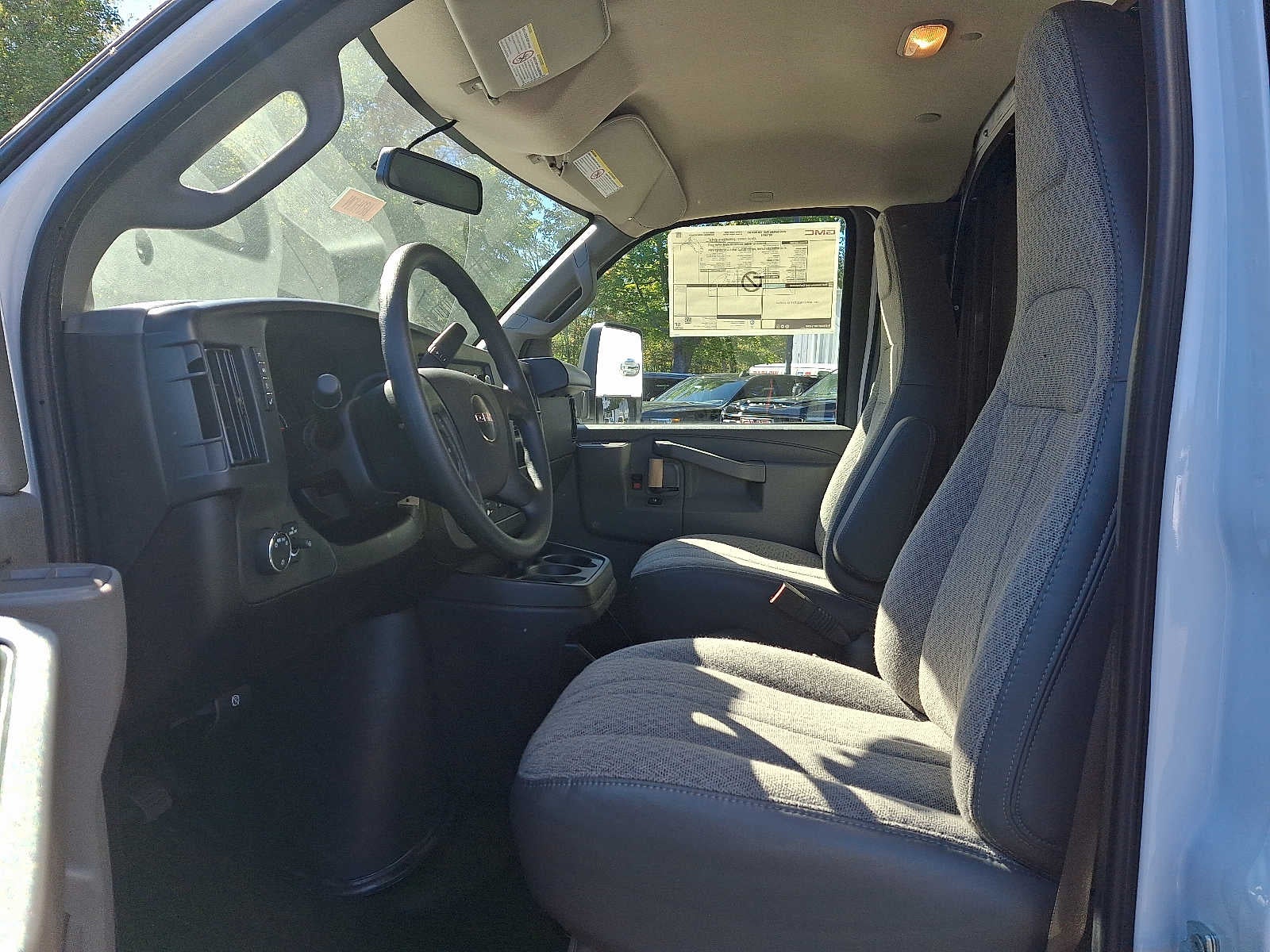 2025 GMC Savana Cutaway 3500 1WT