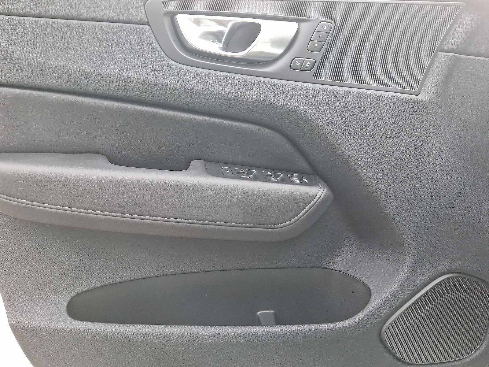 2024 Volvo XC60 Core Dark Theme