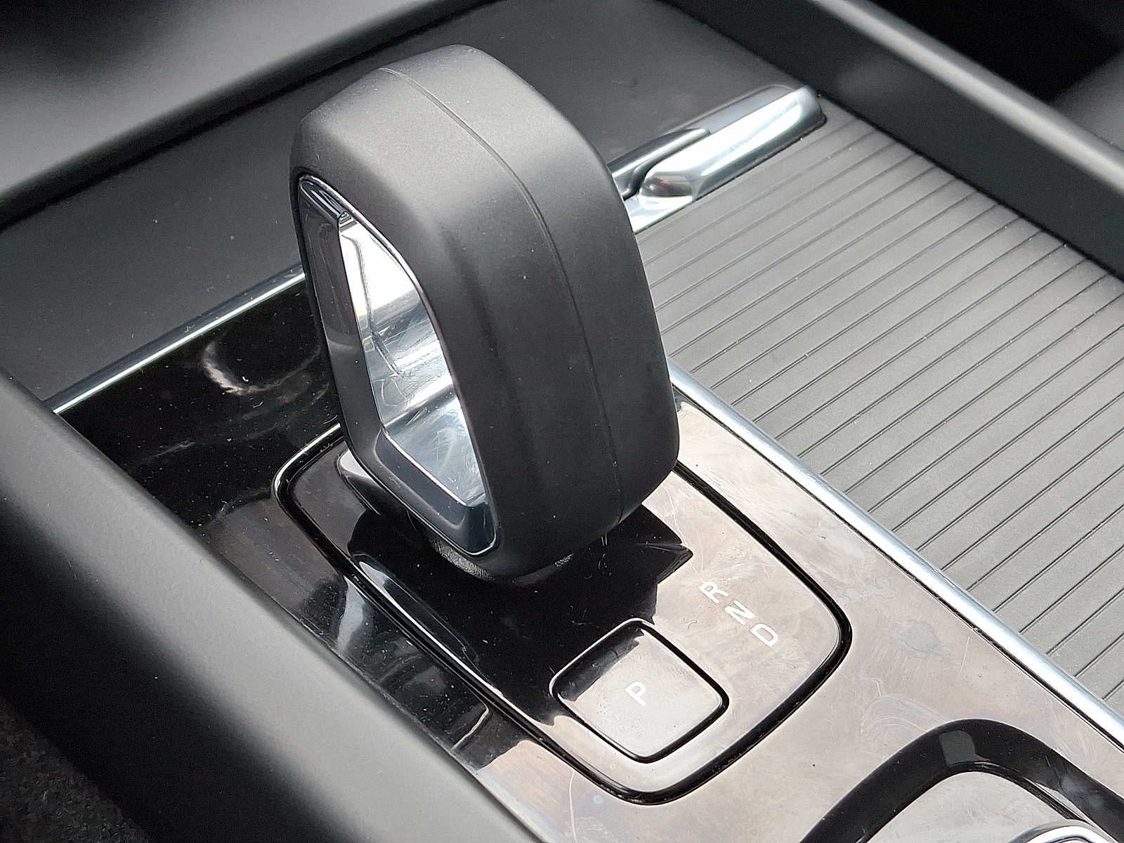 2024 Volvo XC60 Core Dark Theme