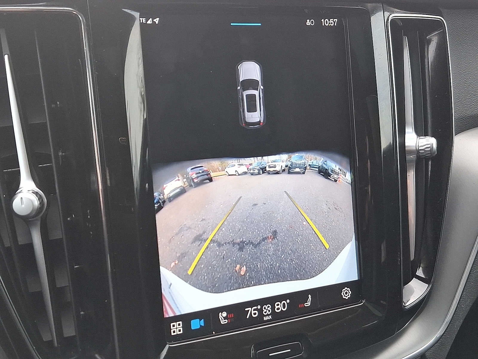 2024 Volvo XC60 Core Dark Theme