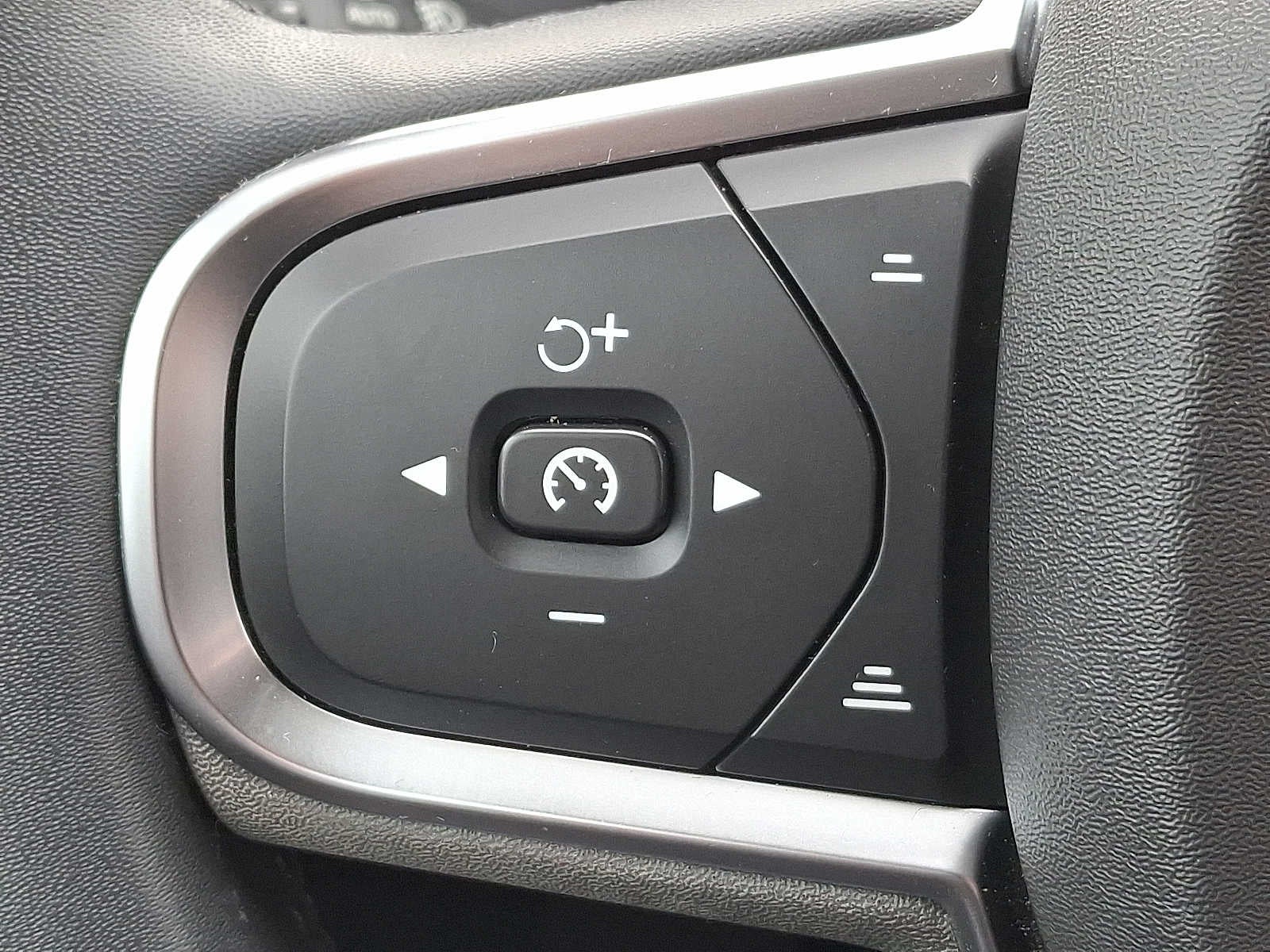 2024 Volvo XC60 Core Dark Theme