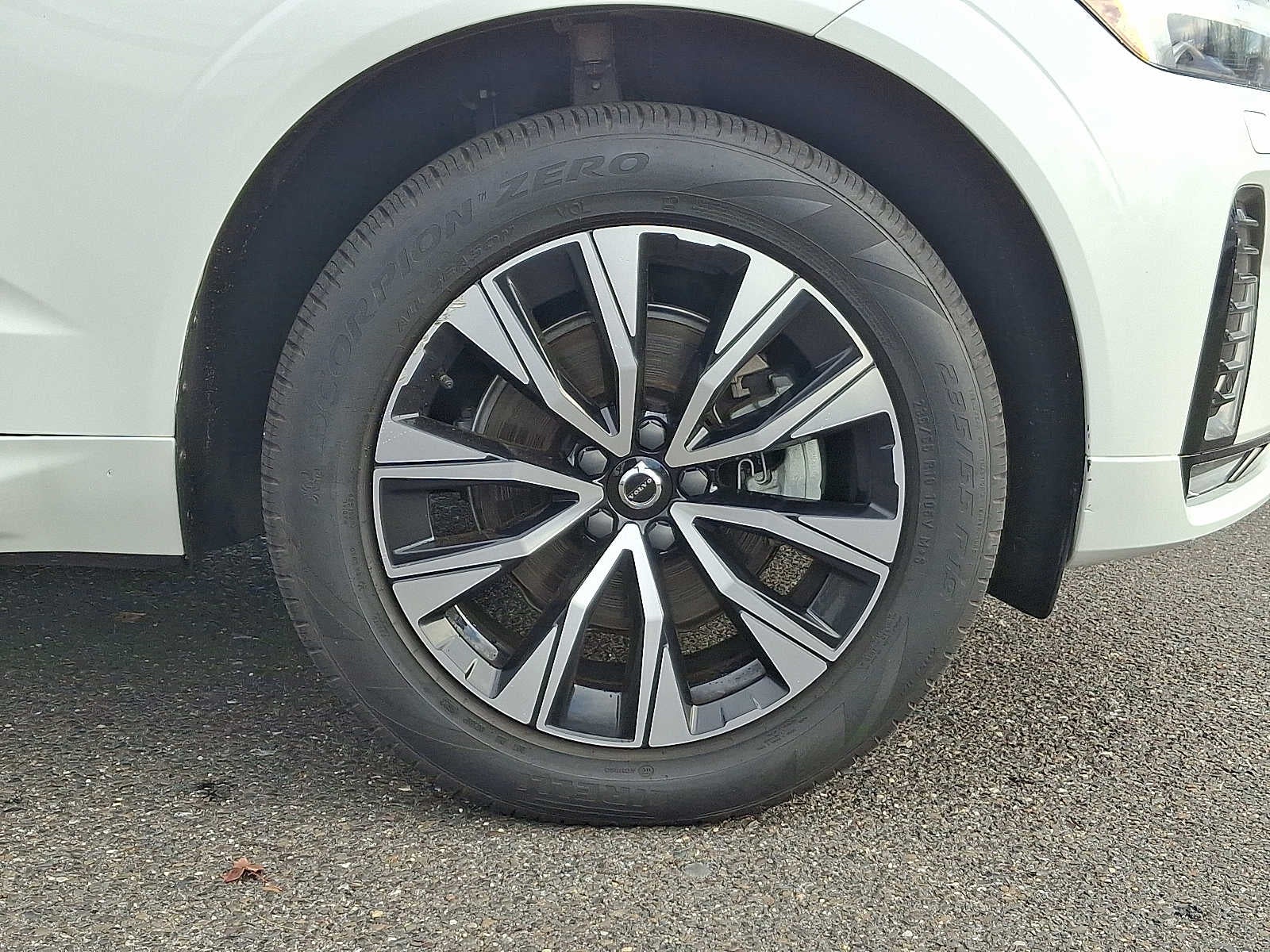 2024 Volvo XC60 Core Dark Theme